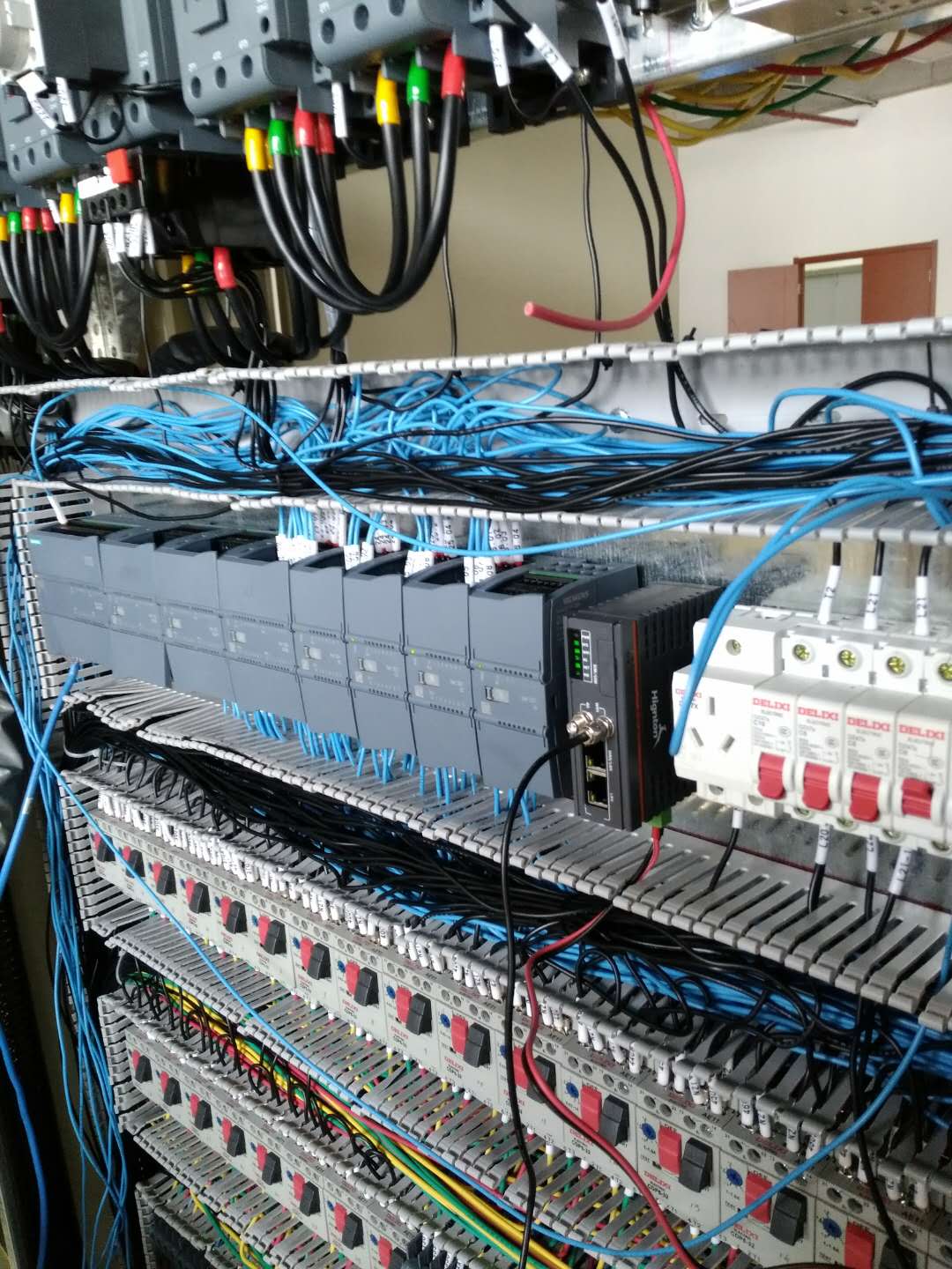 工業(yè)網(wǎng)關(guān)的安裝實(shí)物圖